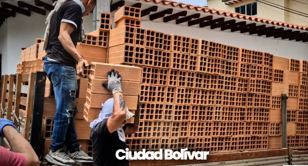 Entrega de material para la reconstrucción de casas en Ciudad bolivar