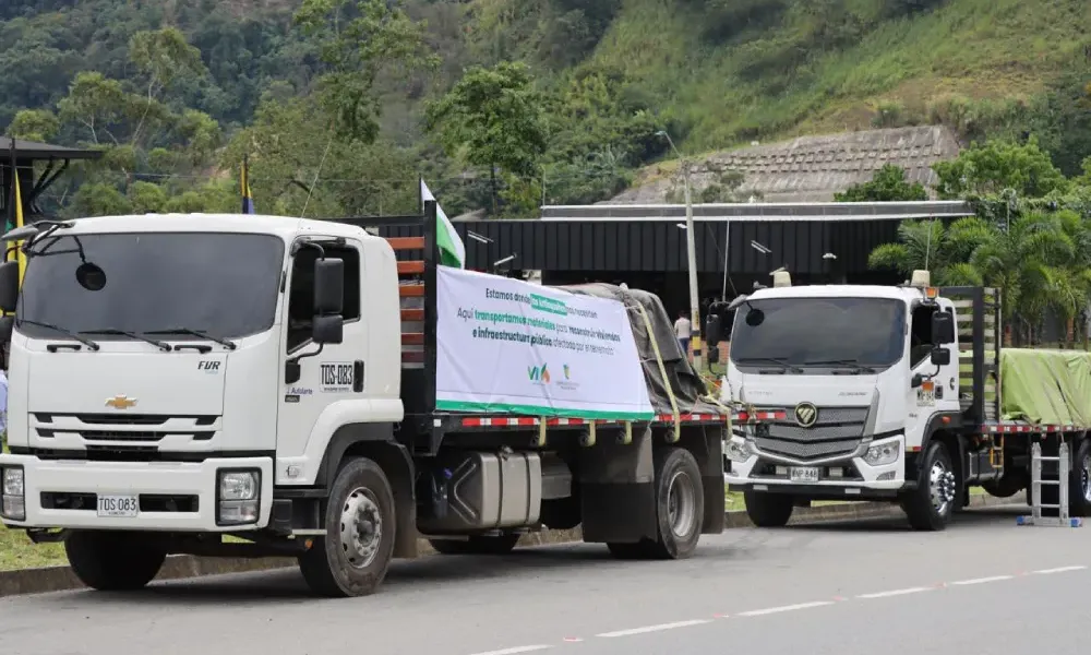 Una caravana de camiones llegó con insumos de materiales para reconstruir 129 viviendas en Caramanta, 51 en Betania y 88 en Hispania.