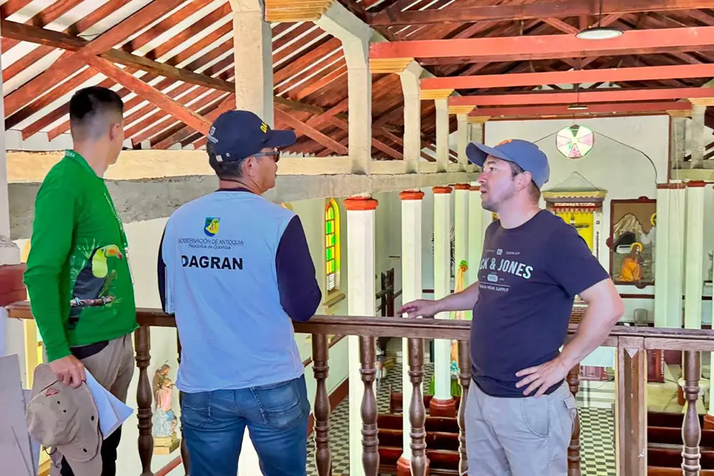 entrega de material para reconstruir las viviendas