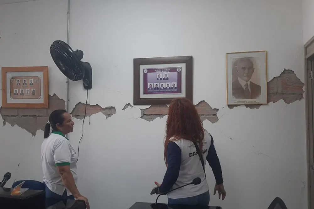 entrega de material para reconstruir las viviendas