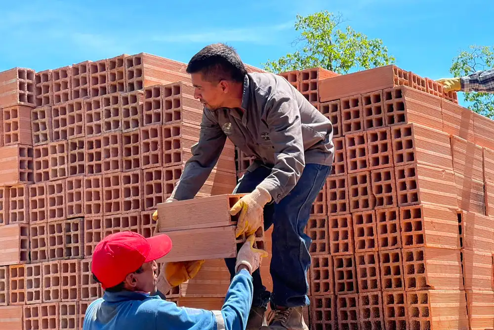 entrega de material para reconstruir las viviendas