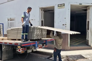 entrega de material para reconstruir las viviendas