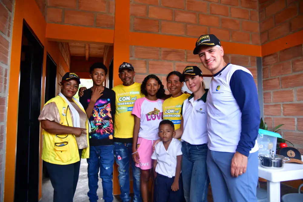 Gobernador Andrés Julián entregó viviendas nuevas en la comunidad No hay como Dios de Murindó