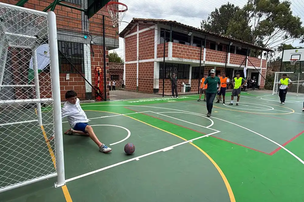 Gobernador-entrego-soluciones-en-la-ceja-04