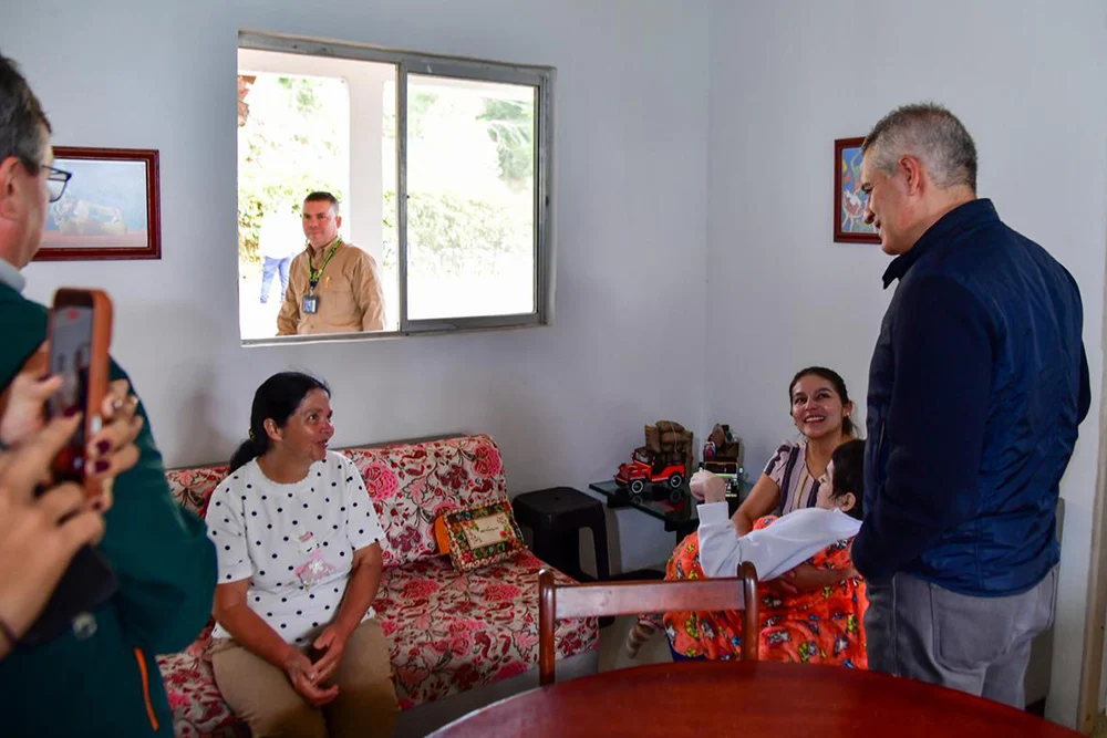 Reconstruccion-vivienda-tras-sismo-02 La Gobernación de Antioquia entregó en Guarne la primera vivienda reconstruida para una familia afectada por el sismo del 10 de agosto.