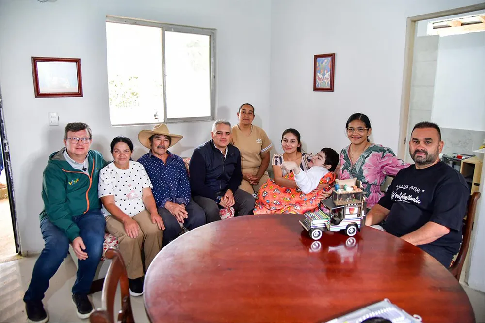 Reconstruccion-vivienda-tras-sismo-03 La Gobernación de Antioquia entregó en Guarne la primera vivienda reconstruida para una familia afectada por el sismo del 10 de agosto.