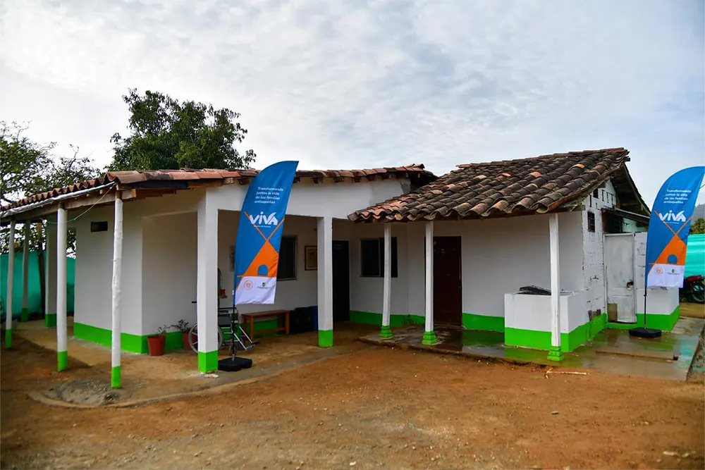 Reconstruccion-vivienda-tras-sismo-07 La Gobernación de Antioquia entregó en Guarne la primera vivienda reconstruida para una familia afectada por el sismo del 10 de agosto.