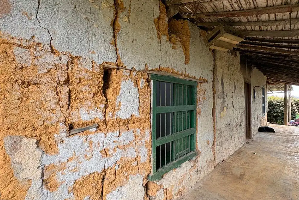 Reconstruccion-vivienda-tras-sismo-08 La Gobernación de Antioquia entregó en Guarne la primera vivienda reconstruida para una familia afectada por el sismo del 10 de agosto.