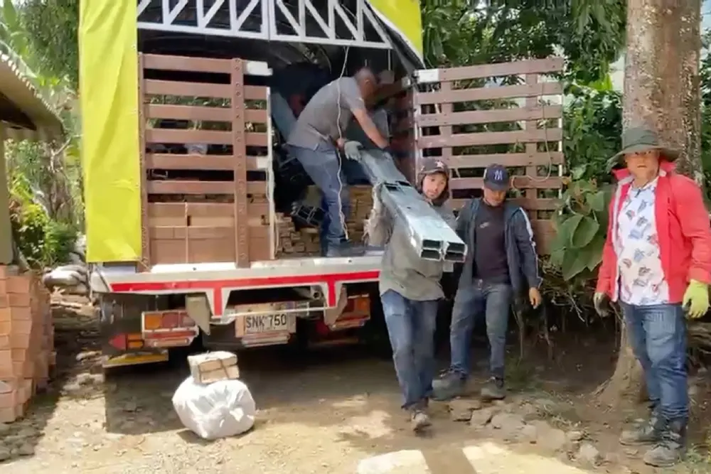 Entrega de material a viviendas en reconstrucción en ciudad Bolívar